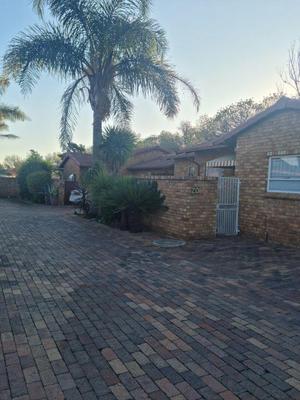 Townhouse For Sale in Dal Fouche, Springs